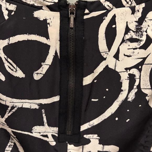 2 Tory Burch Black and White Print Long Sleeve Blouse with Zipper - Picture 5 of 5